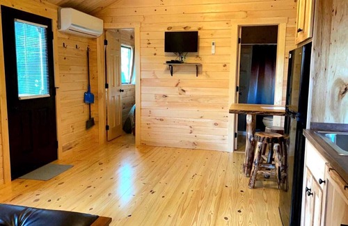 Logan Cabina | 121) Woodpecker Log Cabin. Close to Hocking Hills State Park and more!