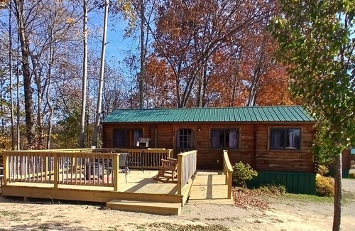 Logan Cabina | 121) Woodpecker Log Cabin. Close to Hocking Hills State Park and more!