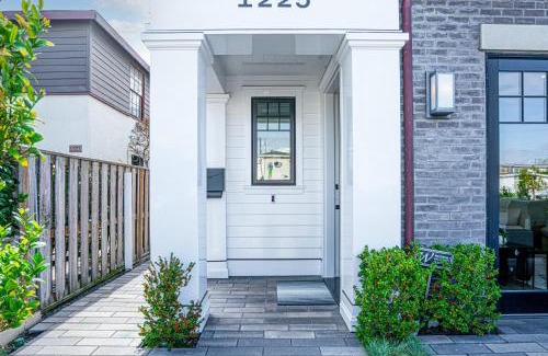 Balboa Peninsula Casa | 1225 W Balboa Blvd A & B