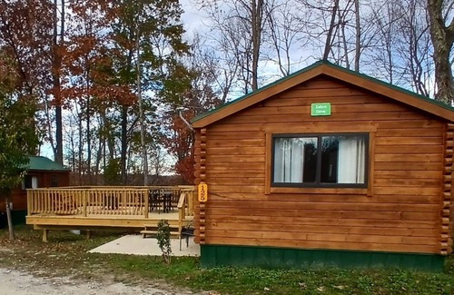 Logan Cabina | 125) Zebra Dove Log Cabin. Close to Hocking Hills State Park and more!