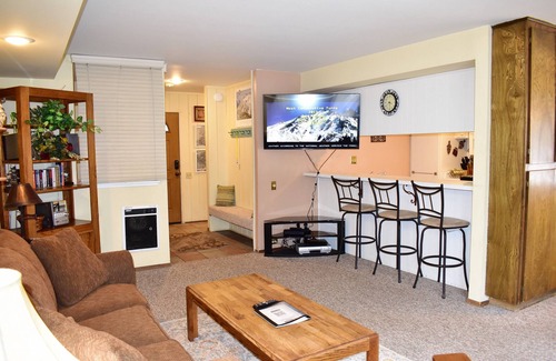 Mammoth Lakes Condominio | # 127 Unidad de esquina cálida y acogedora frente a la parada del transbordador y cerca del Village