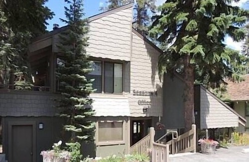 Mammoth Lakes Condominio | # 127 Unidad de esquina cálida y acogedora frente a la parada del transbordador y cerca del Village