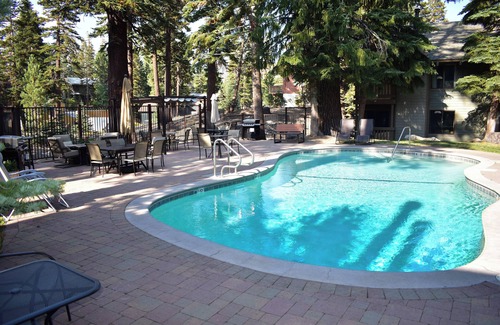 Mammoth Lakes Condominio | # 127 Unidad de esquina cálida y acogedora frente a la parada del transbordador y cerca del Village