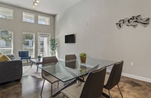 Fort Worth Cultural District Apartamento | 12ft Ceilings | King Bed | Luxury Apartment