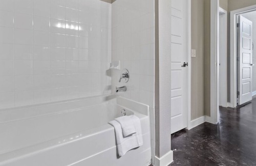 Fort Worth Cultural District Apartamento | 12ft Ceilings | King Bed | Luxury Apartment