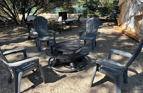 Three Rivers Alquiler De RV | 12x14 Cabin Tent. 4.5 miles to the Sequoia National park entrance.