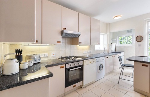 Golders Green Casa | 13-Bed London Gem, Opposite Tube perfect for groups and families
