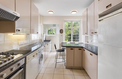 Golders Green Casa | 13-Bed London Gem, Opposite Tube perfect for groups and families