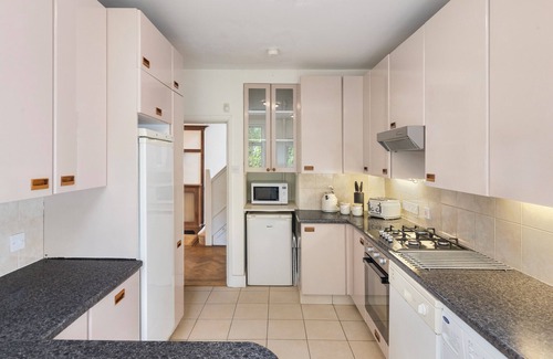 Golders Green Casa | 13-Bed London Gem, Opposite Tube perfect for groups and families