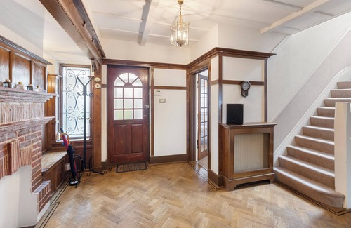 Golders Green Casa | 13-Bed London Gem, Opposite Tube perfect for groups and families