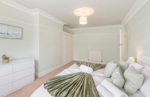 Brent Cross Casa | 13-Bed London Gem, Opposite Tube Station less than 1 min walk