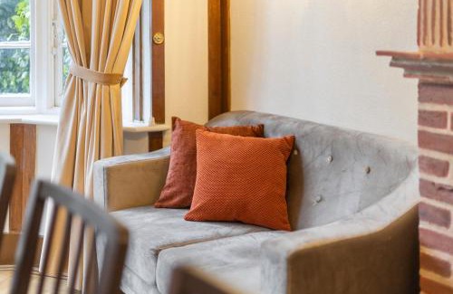 Brent Cross Casa | 13-Bed London Gem, Opposite Tube Station less than 1 min walk