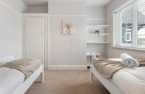 Brent Cross Casa | 13-Bed London Gem, Opposite Tube Station less than 1 min walk