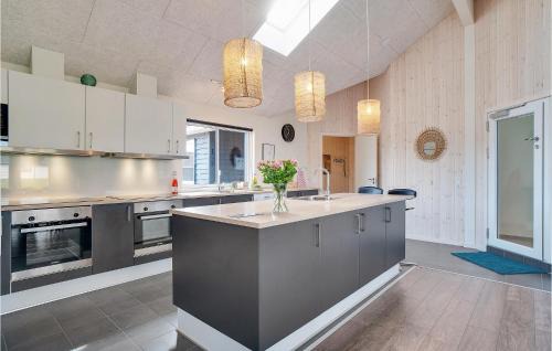 Houstrup Casa | 13 Bedroom Awesome Home In Nørre Nebel