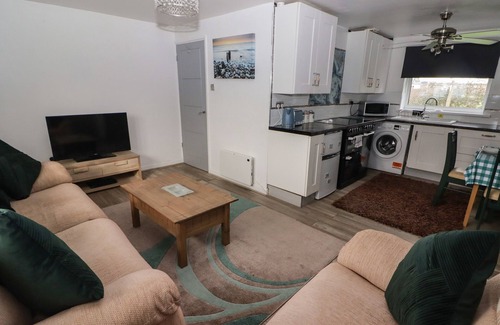 Scurlage Cabaña | 13 GOWER HOLIDAY VILLAGE, pet friendly, with a garden in Scurlage