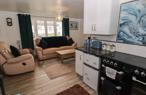 Scurlage Cabaña | 13 GOWER HOLIDAY VILLAGE, pet friendly, with a garden in Scurlage
