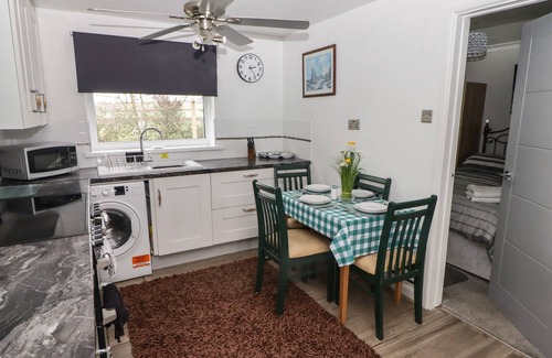 Scurlage Cabaña | 13 GOWER HOLIDAY VILLAGE, pet friendly, with a garden in Scurlage