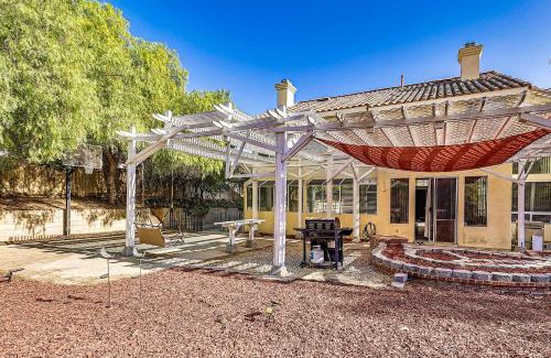 Corona Casa | 13 Mi to Dtwn Riverside SoCal Family Home!