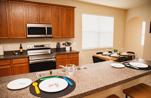 Trafalgar Village Casa | 13 MILES to DISNEY! POOL VILLA -4BR-3BA-BBQ-KING SUITE