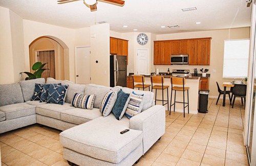 Trafalgar Village Casa | 13 MILES to DISNEY! POOL VILLA -4BR-3BA-BBQ-KING SUITE