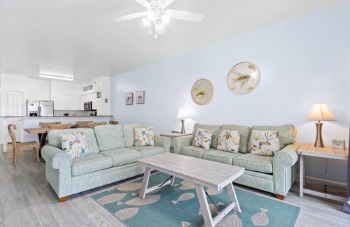 Panama City Beach Complejo | 1328 Pool & Beach views, w/2 parking passes, lagoon-style pool sleeps up to 10
