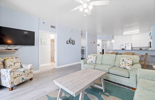 Panama City Beach Complejo | 1328 Pool & Beach views, w/2 parking passes, lagoon-style pool sleeps up to 10