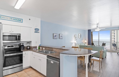 Panama City Beach Complejo | 1328 Pool & Beach views, w/2 parking passes, lagoon-style pool sleeps up to 10
