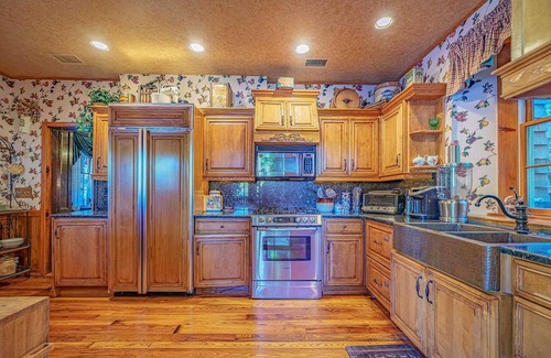 Highland Casa | 13k Sq Ft Family Compound Around Pvt 37-Acre Lake - 164 Acre Retreat