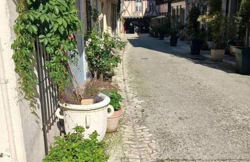 Monflanquin Casa | 13th Century Townhome
