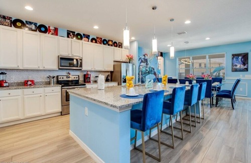 Loughman Casa | 14 Bed Themed Rooms Everywhere Spacious Pool Home Great Location