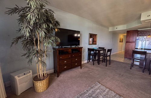 Panama City Beach Condominio | 14th-floor condo w/private balcony, water views, outdoor pool, hot tub, gym