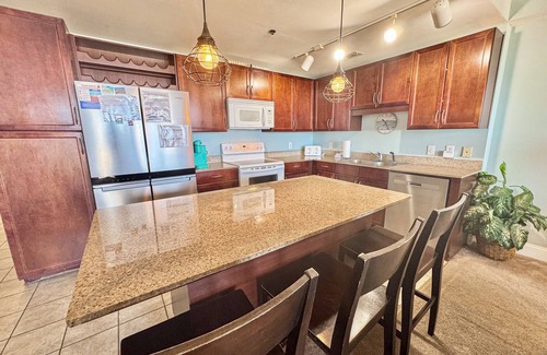Panama City Beach Condominio | 14th-floor condo w/private balcony, water views, outdoor pool, hot tub, gym