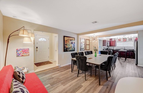 Las Vegas Casa | 15 Beds, Heated Pool, Hot Tub, BBQ, Close to Strip