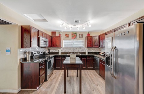 Las Vegas Casa | 15 Beds, Heated Pool, Hot Tub, BBQ, Close to Strip