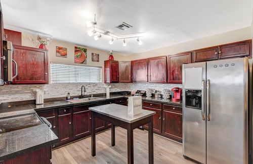 Las Vegas Casa | 15 Beds, Heated Pool, Hot Tub, BBQ, Close to Strip