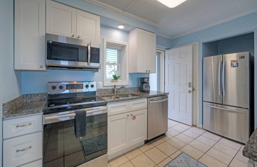 Port Aransas Casa | 15 Condos, Sleeps 96 w/Pools, Beach Access & Boardwalk | Island Retreat
