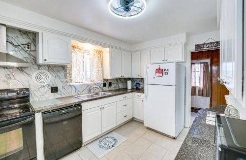 North Rosedale Park Casa | 15 Mi to Dtwn Detroit Cozy Family Home with Yard!