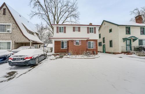 North Rosedale Park Casa | 15 Mi to Dtwn Detroit Cozy Family Home with Yard!