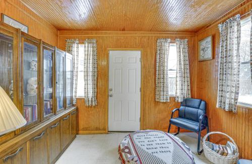 North Rosedale Park Casa | 15 Mi to Dtwn Detroit Cozy Family Home with Yard!