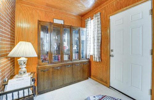 North Rosedale Park Casa | 15 Mi to Dtwn Detroit Cozy Family Home with Yard!