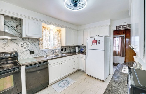 Detroit Casa | 15 Mi to Dtwn Detroit: Cozy Family Home w/ Yard!