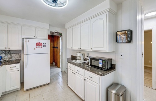 Detroit Casa | 15 Mi to Dtwn Detroit: Cozy Family Home w/ Yard!