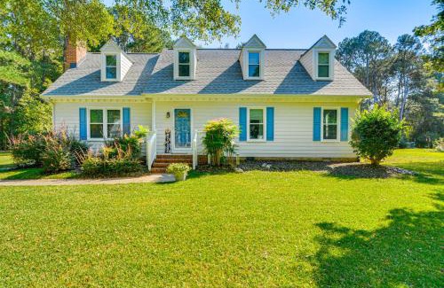 Fuquay-Varina Casa | 15 Mi to Raleigh Pet-Friendly Home with Fire Pit!