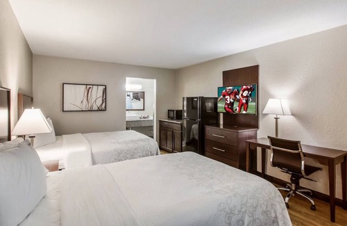 Addison Hotel | 15 Miles Away from Downtown Dallas | Relaxing Couple Stay | Free Parking