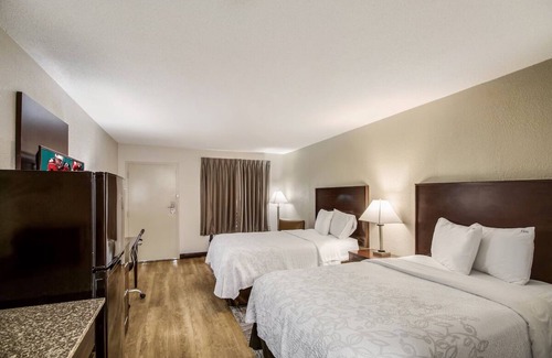 Addison Hotel | 15 Miles Away from Downtown Dallas | Relaxing Couple Stay | Free Parking