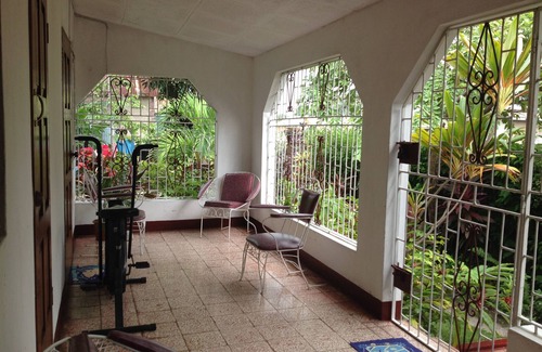 Rollington Town Cama Y Desayuno | 15 min from airport in kingston jamaica