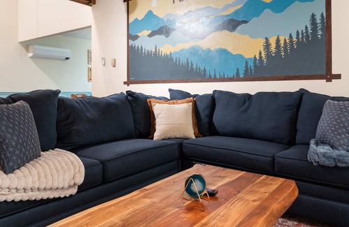 East Stroudsburg Cabina | 15 min to Camelback | Hot Tub | Game Room | Modern