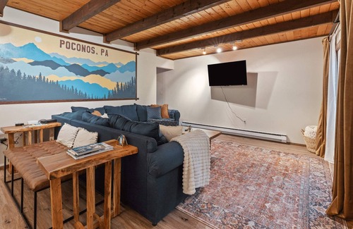 East Stroudsburg Cabina | 15 min to Camelback | Hot Tub | Game Room | Modern