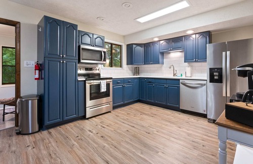 East Stroudsburg Cabina | 15 min to Camelback | Hot Tub | Game Room | Modern