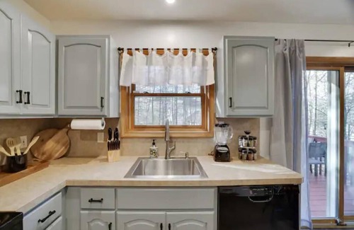 East Stroudsburg Casa | 15 Min to Ski Resorts · Cozy 3 BR · Dog Friendly · Game Area and Fire Pit